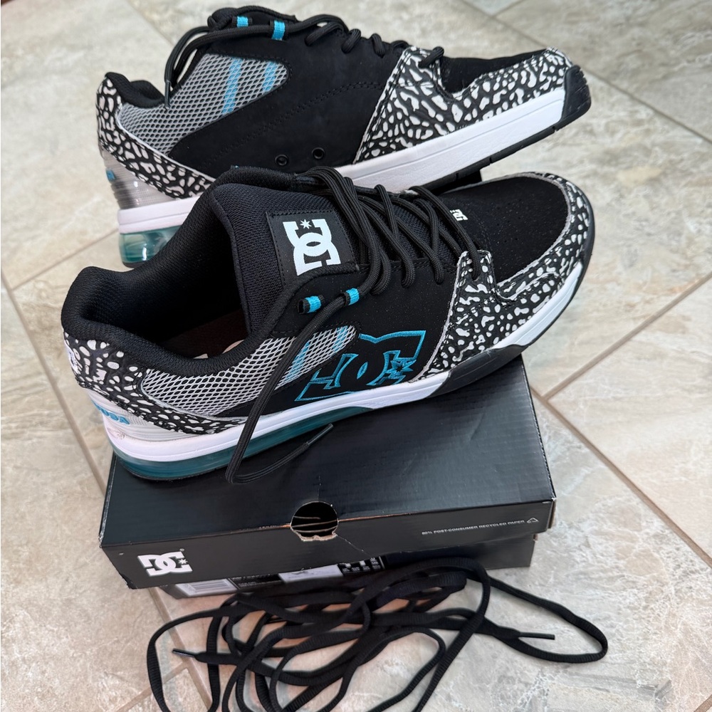Men’s DC Versatile Sneakers Size 11